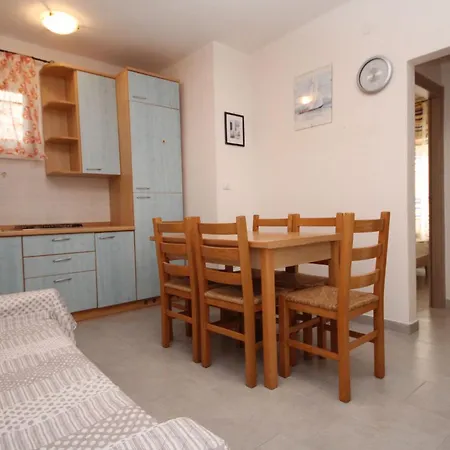 Inviting Flat For Four Guests In *