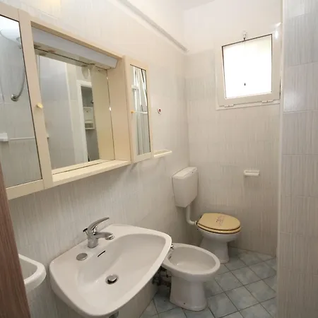 Lägenhet Inviting Flat For Four Guests In *