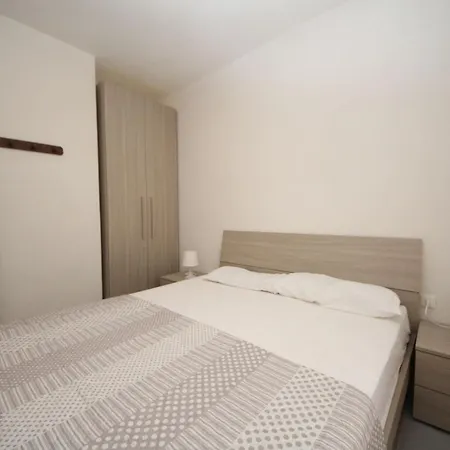 Inviting Flat For Four Guests In Lägenhet Rosolina Mare