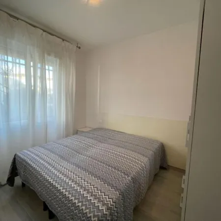 Lägenhet Inviting Flat For Four Guests In