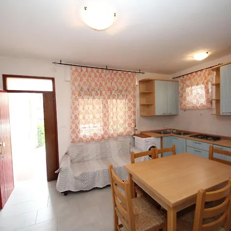 Lägenhet Inviting Flat For Four Guests In