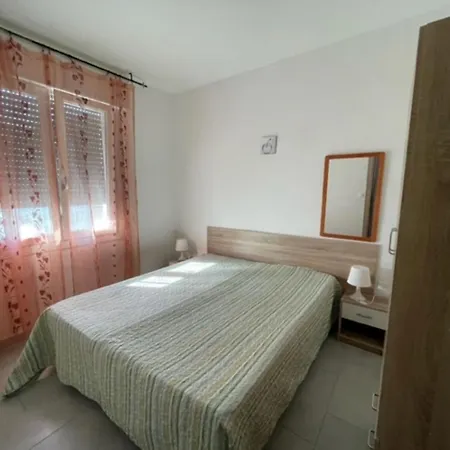 Lägenhet Inviting Flat For Four Guests In *