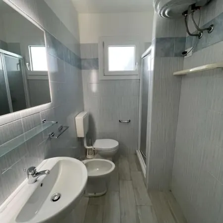 Inviting Flat For Four Guests In Lägenhet Rosolina Mare