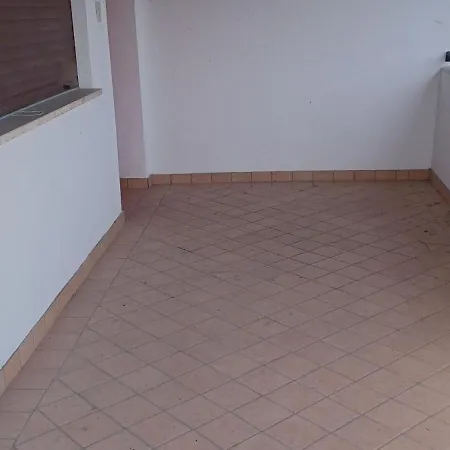 Lägenhet Inviting Flat For Four Guests In *