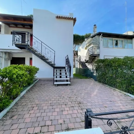 Inviting Flat For Four Guests In Lägenhet Rosolina Mare